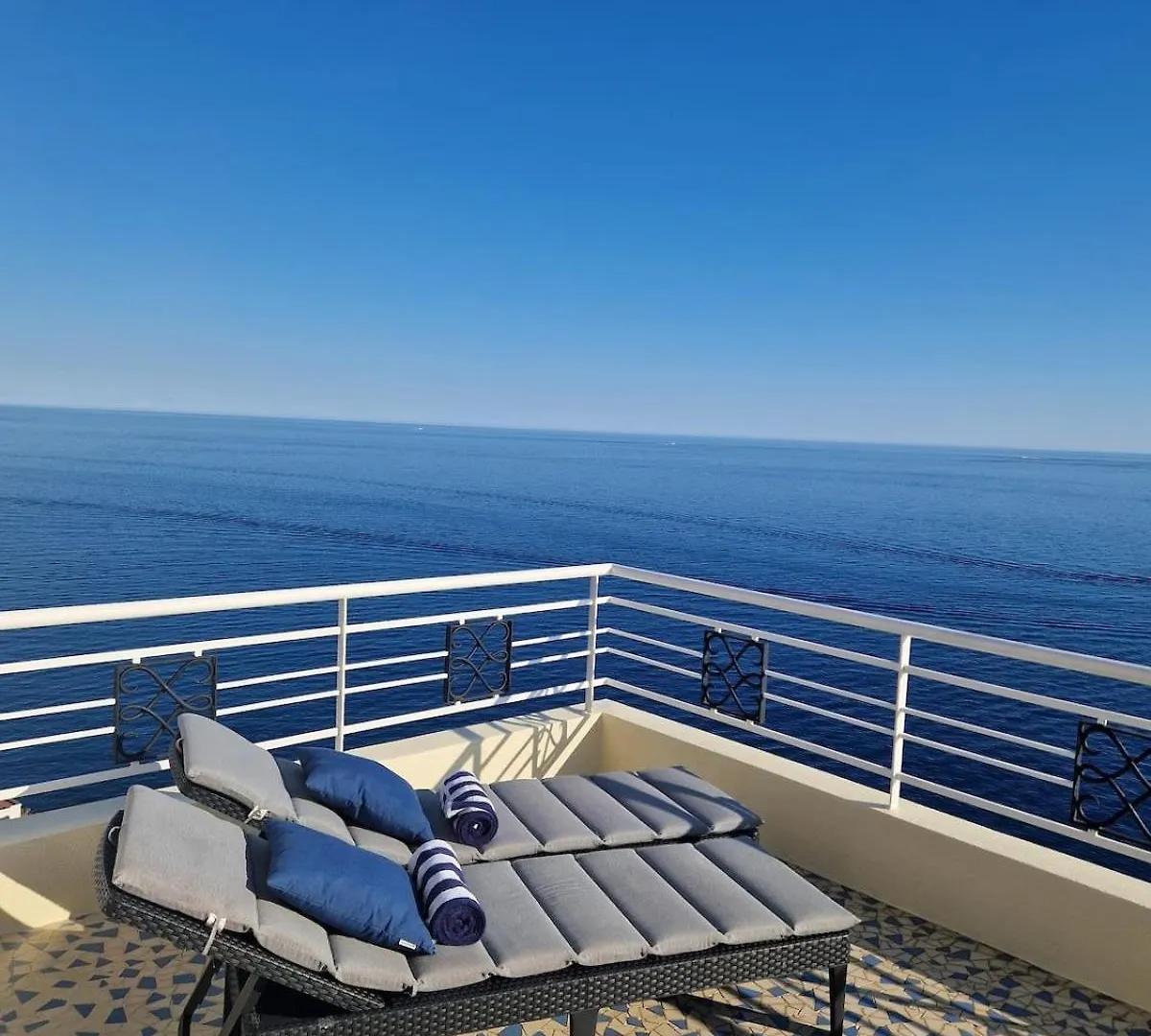 06A1 - Just Like On A Boat Sailing On The Sea Apartment Nice