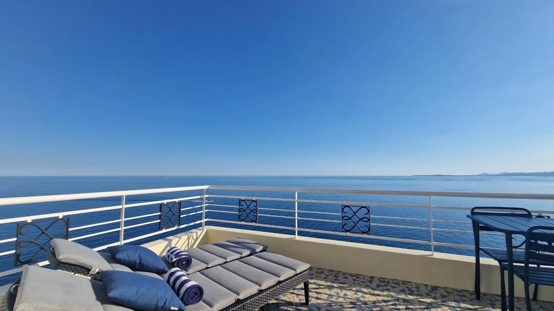 06A1 - Just Like On A Boat Sailing On The Sea Apartment Nice