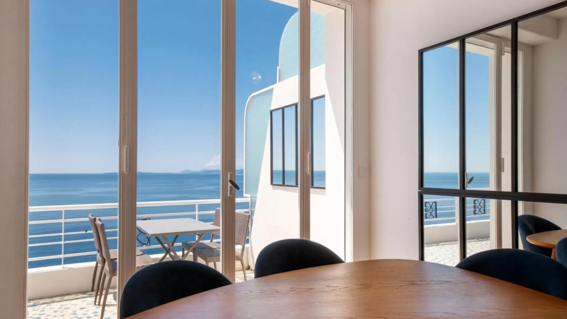 06A1 - Just Like On A Boat Sailing On The Sea Apartment Nice