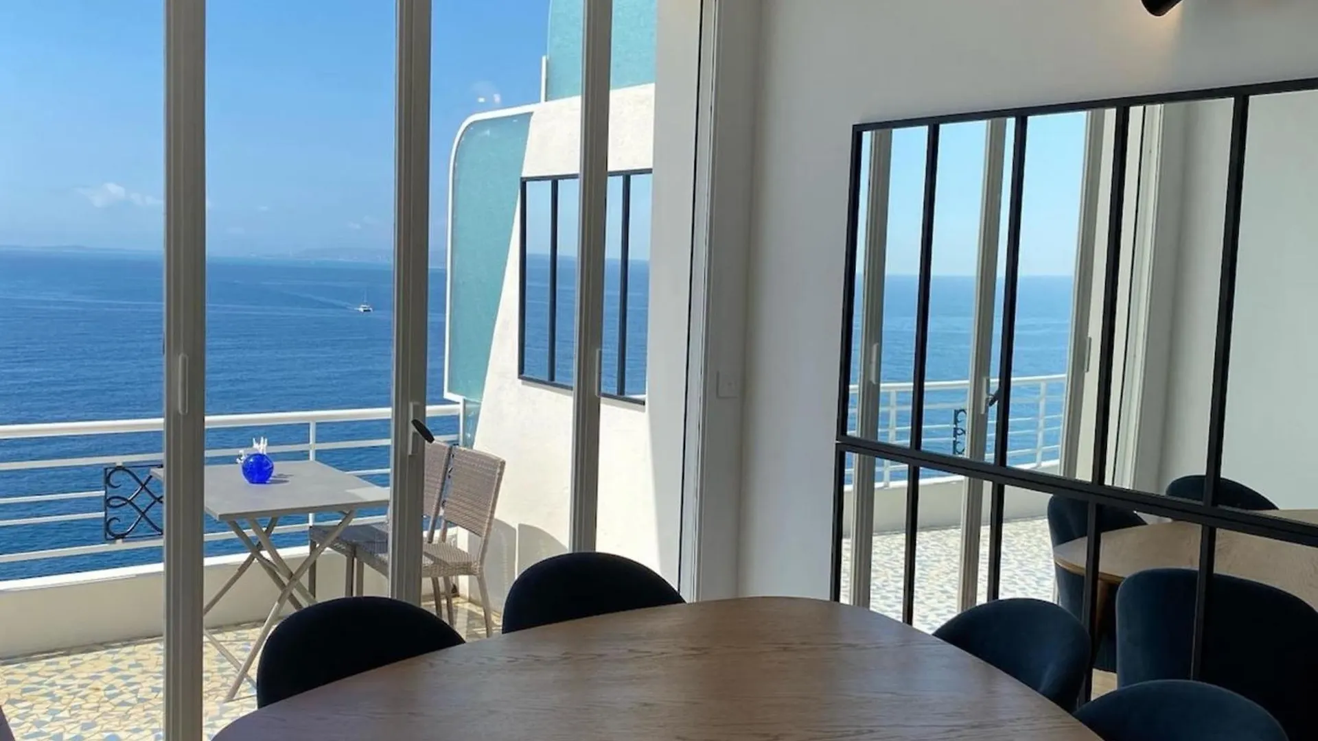 06A1 - Just Like On A Boat Sailing On The Sea Apartment Nice